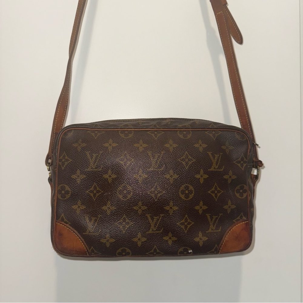 AUTHENTIC Louis Vuitton Trocadero 27 Crossbody Bag - Picture 8 of 16